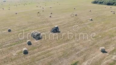 一辆拖拉机在一片田野上工作，俯视。